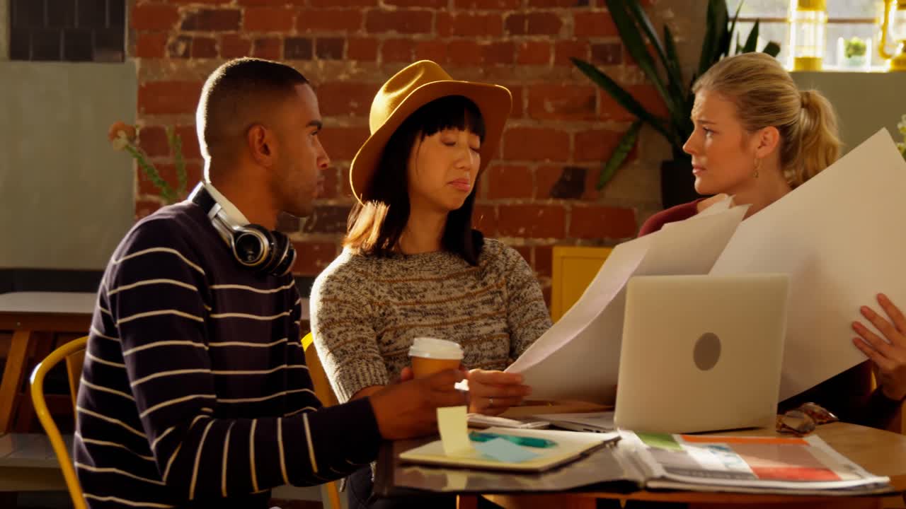 colegas discutiendo sobre los documentos 4k