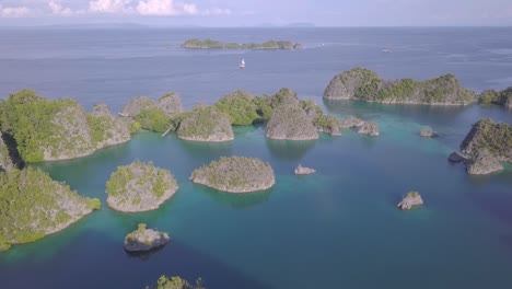 drohnenaufnahmen einer lagune in raja ampat, indonesien