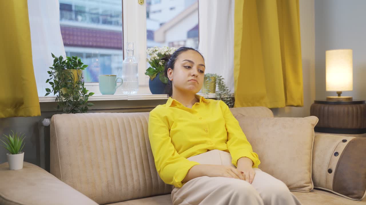 피곤하다고 느끼는 젊은 여성.