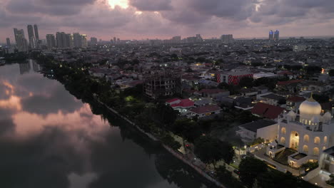 Lago-Sunter-Y-Mezquita-Ramile-Musofa-Al-Atardecer-En-Yakarta,-Indonesia