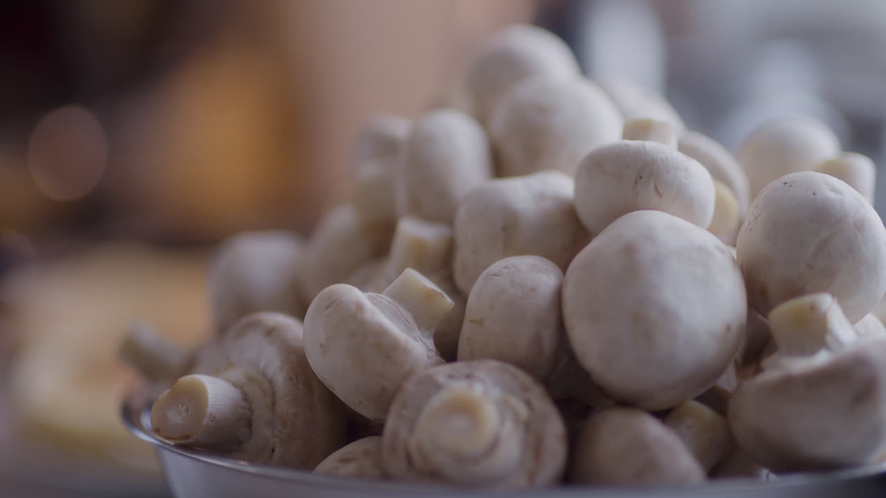 금속 그에 담긴 신선한 버섯의 클로즈업