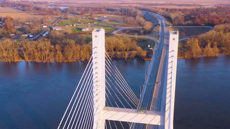 Eine-Drohnenantenne-Von-Autos-Und-Lastwagen,-Die-Eine-Brücke-über-Den-Mississippi-In-Burlington-Iowa-überqueren,-Was-Auf-Infrastruktur-Versand-Trucking-Oder-Transport-Hindeutet-3