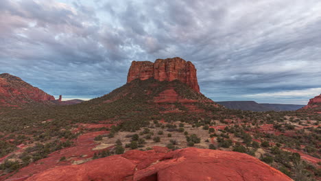 Cielo-Nublado-Del-Atardecer-Sobre-El-Juzgado-De-Butte-En-Sedona,-Arizona