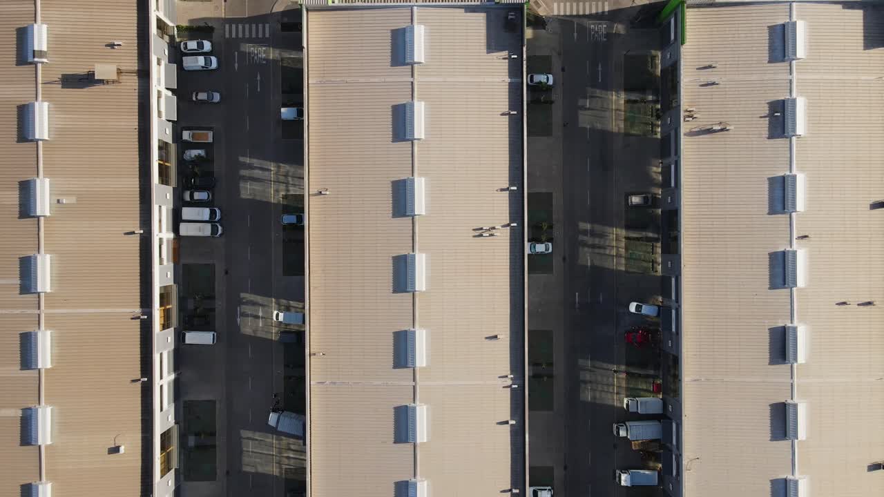 toma aérea de almacenes en zona industrial