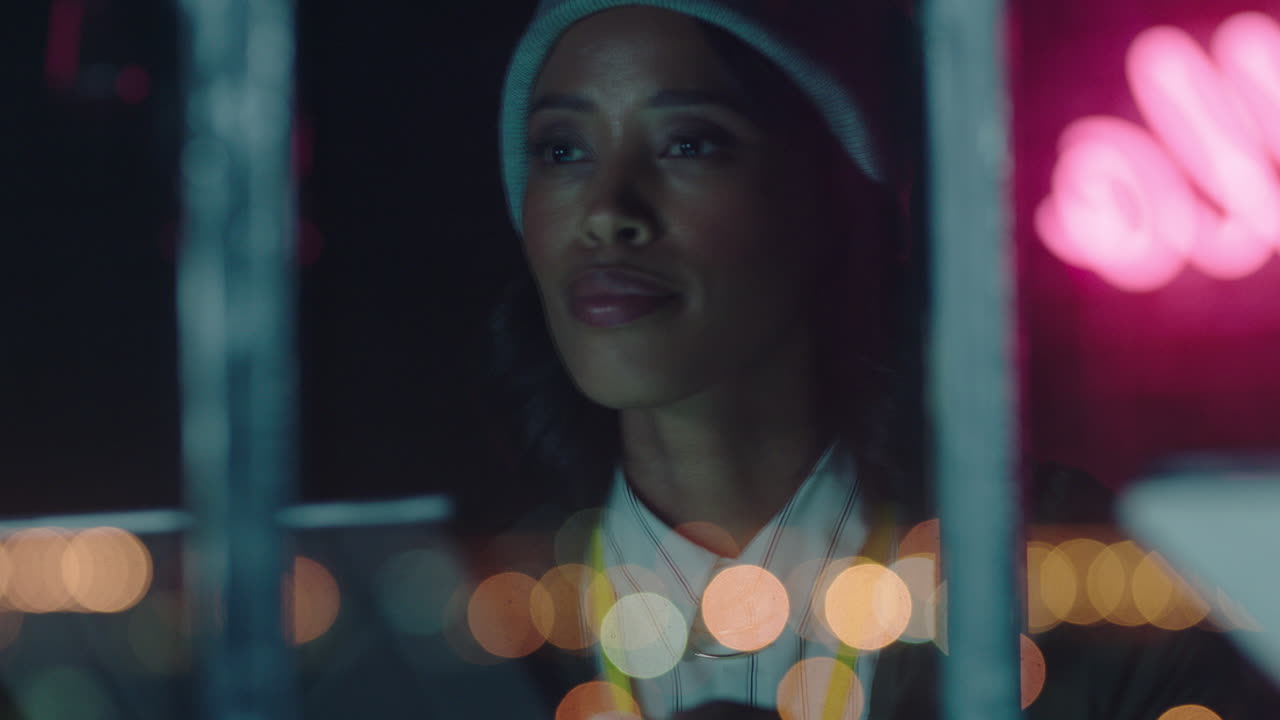 mujer de negocios afroamericana exitosa que usa una tableta digital haciendo una lluvia de ideas creativas para un proyecto de inicio navegando en línea trabajando tarde en la oficina por la noche