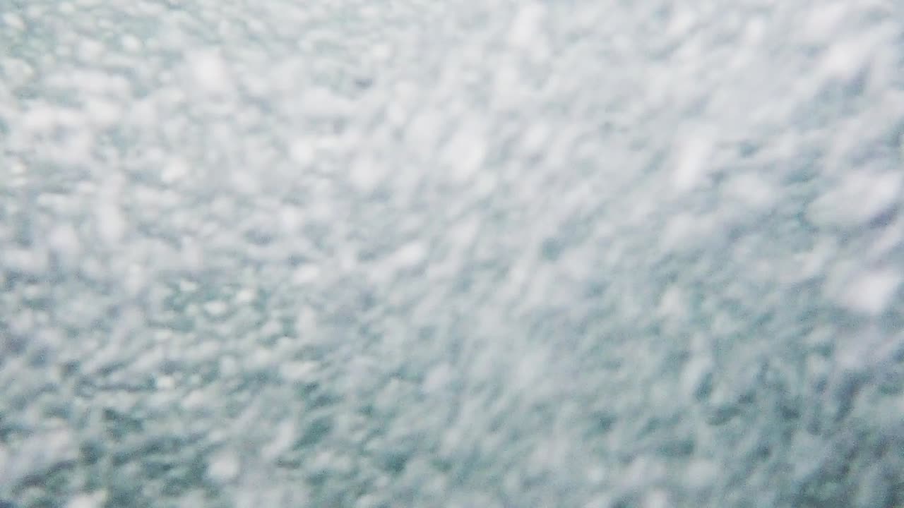 동요된 강의 놀라운 기포