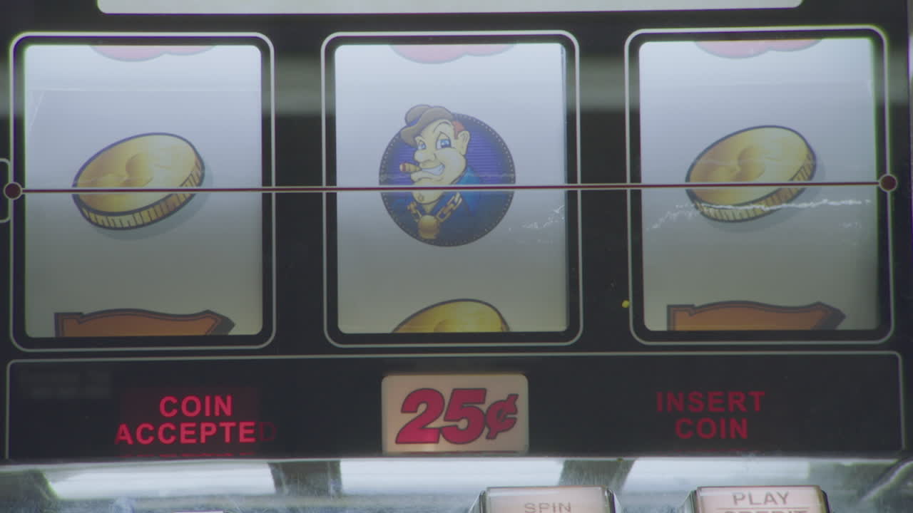 Una persona sta giocando alla slot machine.