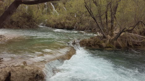 las cascadas desembocan en los lagos de plitvice.