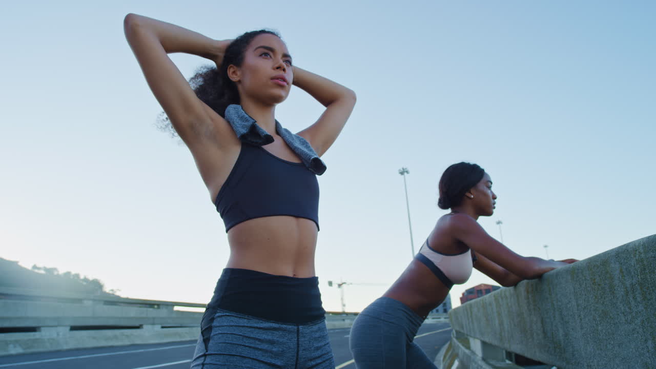 피트니스, 운동 및 도시에 피곤한 여성 친구