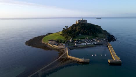 drone volando alrededor del monte st michaels en cornwall