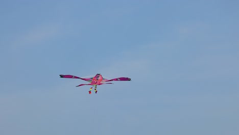 una cometa volando firmemente contra un cielo despejado.