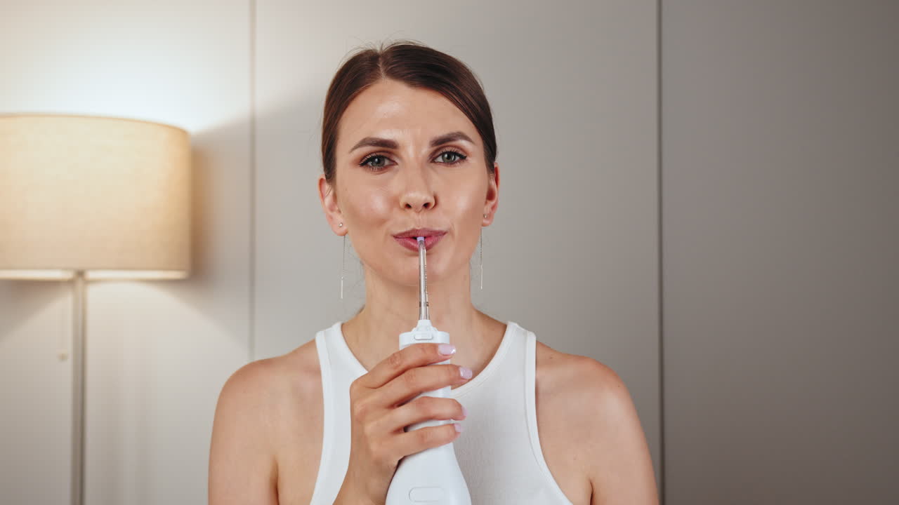 mujer usando un hilo higiénico