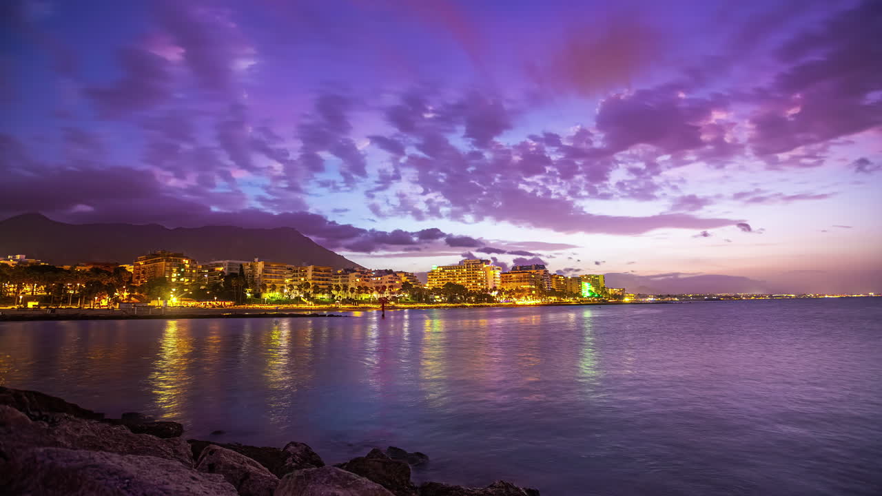 transición de la noche al día iluminar la costa y el mar de málaga, españa con el amanecer