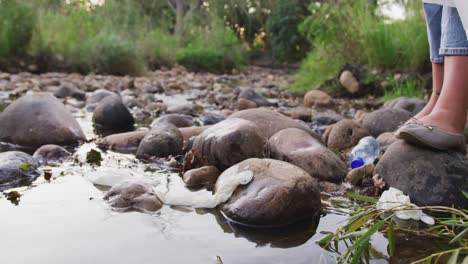 Unterer-Teil-Einer-Frau,-Die-Den-Fluss-In-Einem-Wald-Reinigt