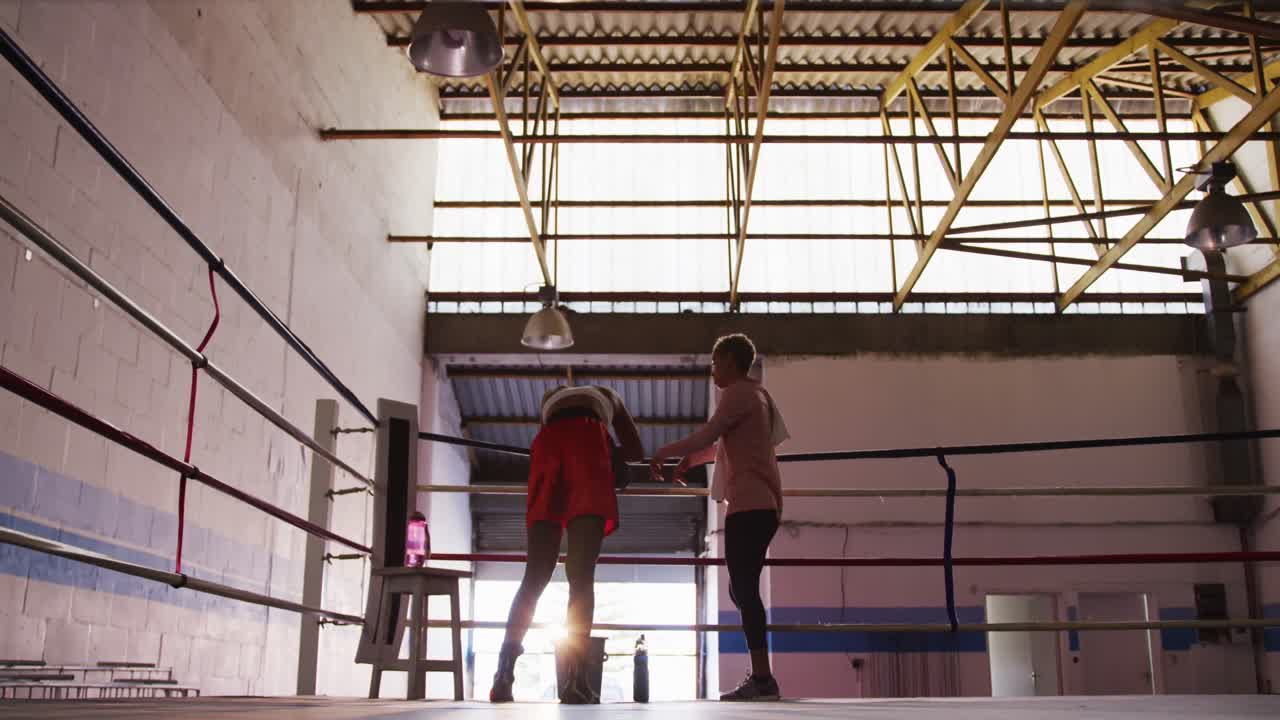 dos mujeres de raza mixta discutiendo en el ring de boxeo