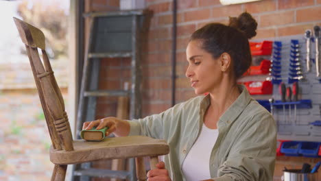 Mujer-Dirigiendo-Un-Negocio-En-Un-Taller-En-Casa-Restaurando-Y-Reciclando-Muebles