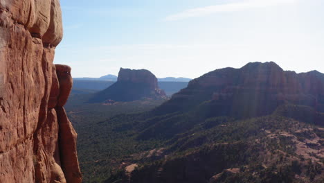 Valle-De-Montaña-Con-Roca-De-Cañón-En-Sedona,-Arizona,-Tiro-Aéreo-De-Drones-A-La-Luz-Del-Sol