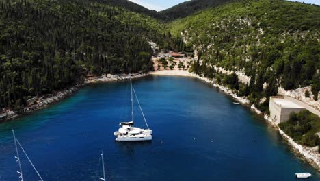 Kreuzfahrtschiffe-Am-Strand-Von-Foki-Strand-Von-Foki,-Umgeben-Von-Bewaldeten-Hügeln-Und-Felsvorsprüngen-In-Kefalonia,-Griechenland