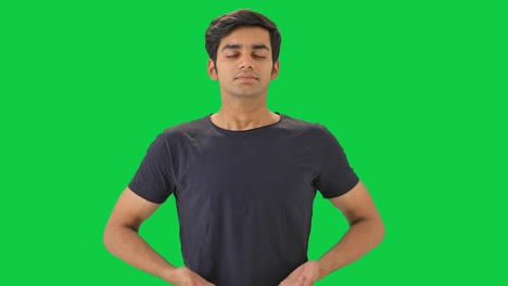 Indischer-Junge-Macht-Ein--Und-Ausatemübung-Auf-Grünem-Bildschirm