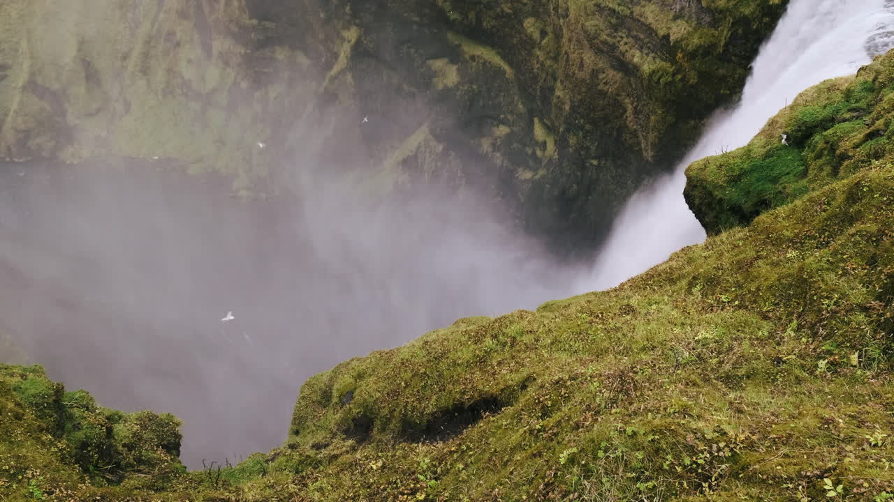 vista de ángulo alto con vistas a la cascada de skogafoss, islandia