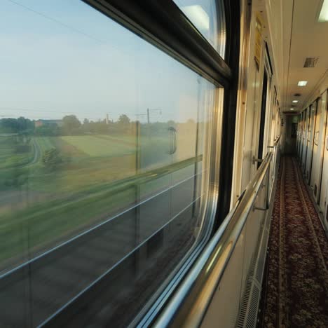 dentro del vagón de tren de pasajeros