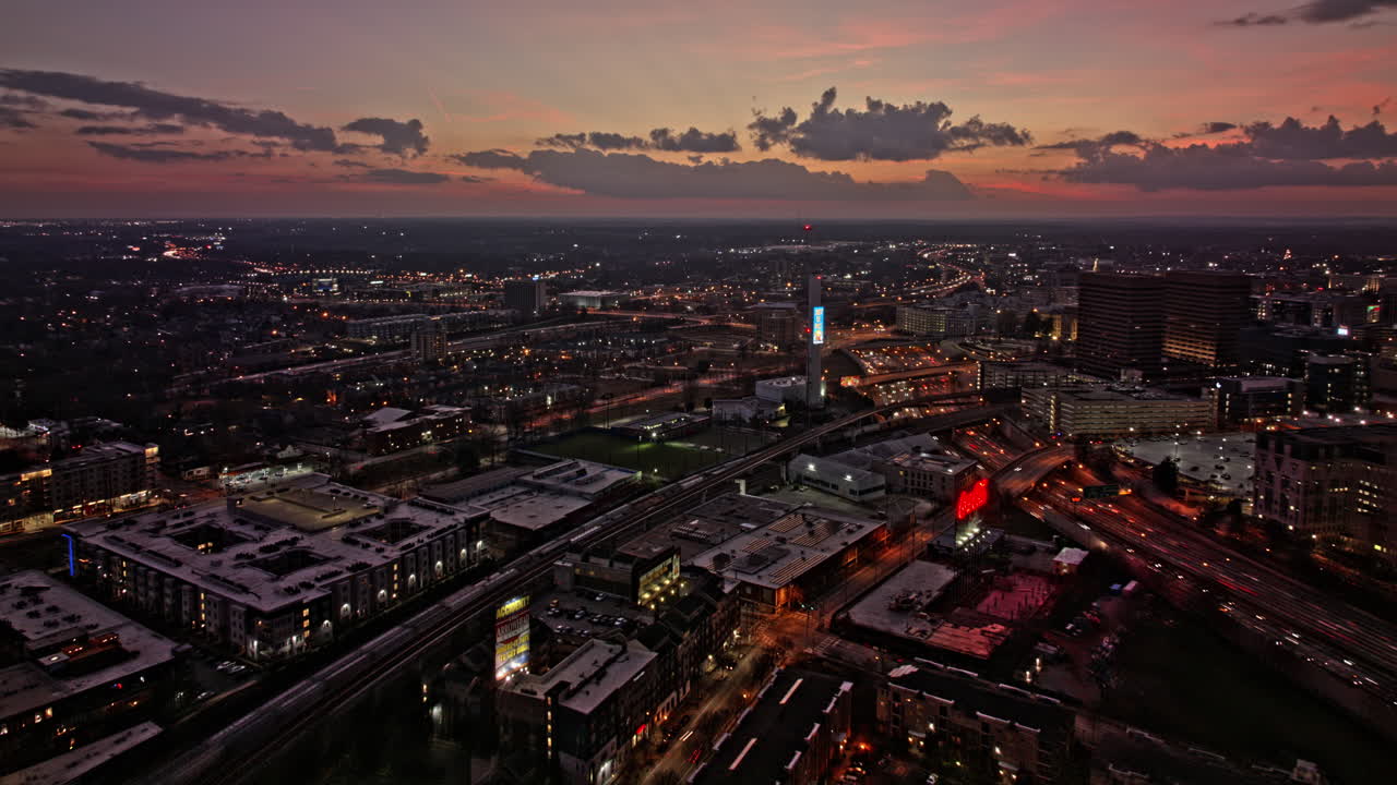 애틀랜타 항공 v812 하이퍼랩스 리버스 플라이오버는 일몰부터 황혼까지 아름다운 하늘 풍경을 포착하고 도시 경관을 밝힙니다 - mavic 3 cine으로 촬영 - 2021년 12월