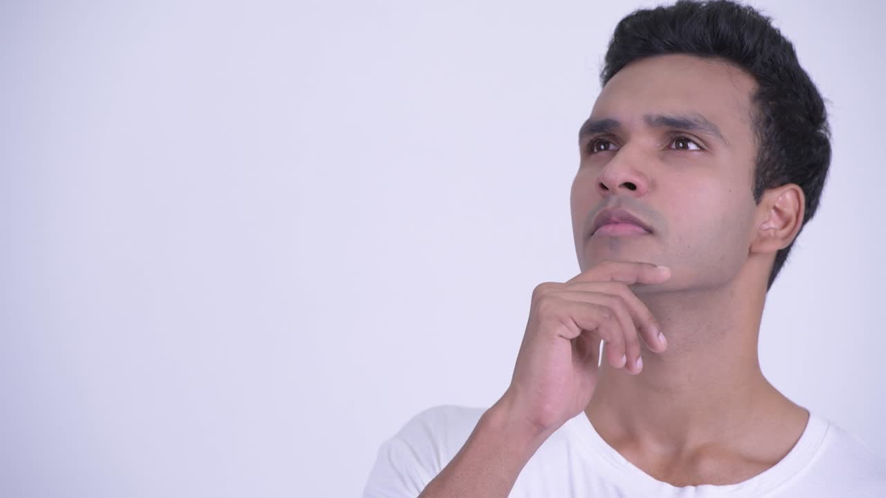 joven feliz y guapo hombre indio