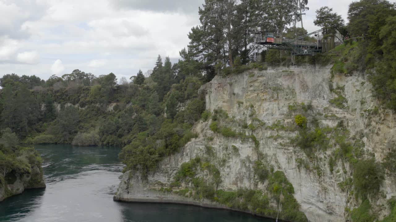 una toma amplia estática de alguien haciendo el giro gigante sobre el río waikato en taupo, nz