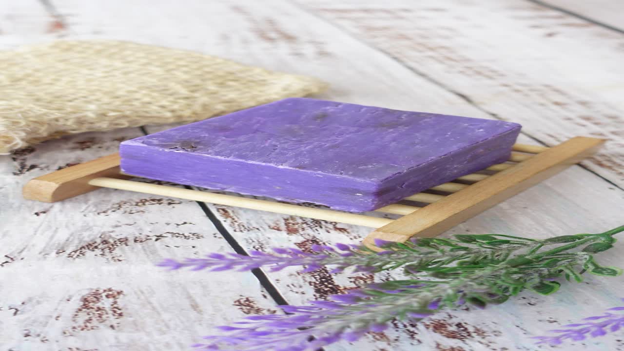 보라색 라벤더 비누와 자연 스폰지