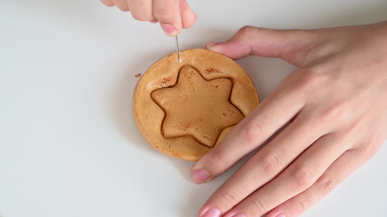 손 클로즈업 스크래치 갈색 설탕 카라멜 사탕