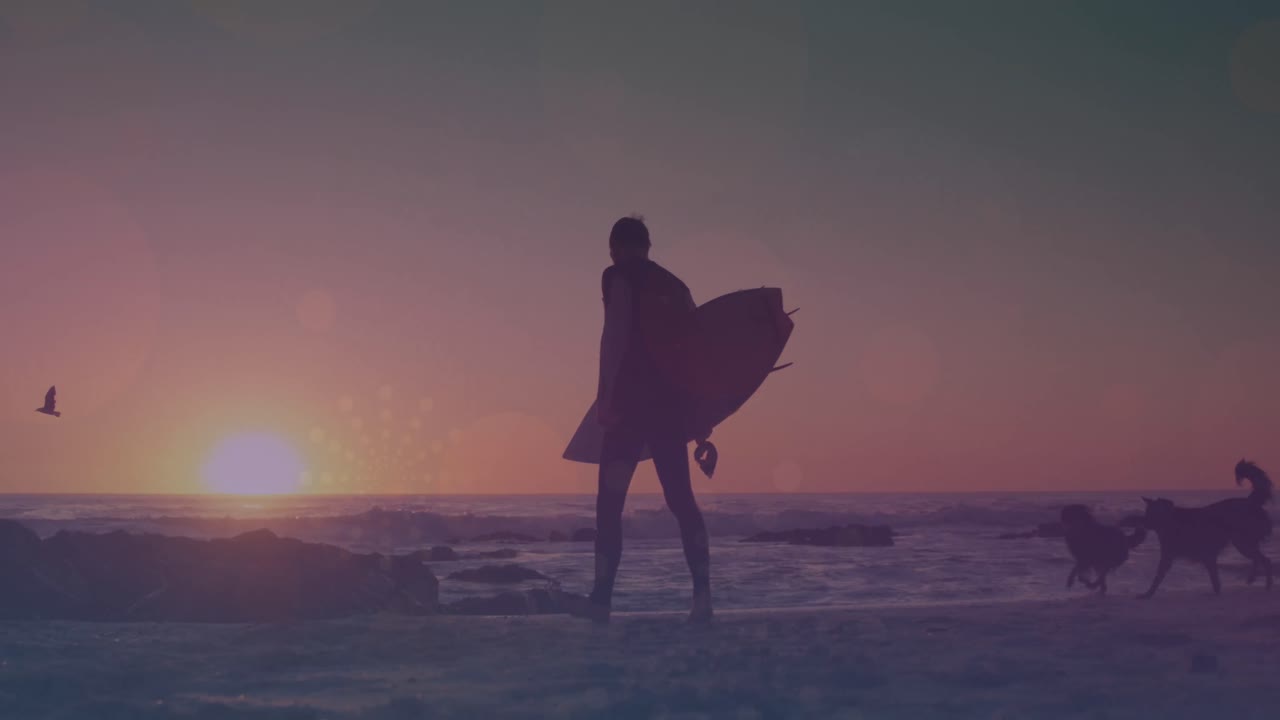 animación de luces brillantes sobre un hombre caminando con una tabla de surf junto al mar
