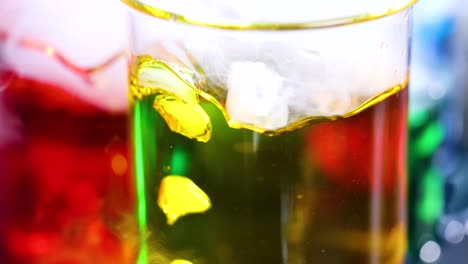 líquidos vibrantes que reaccionan en un experimento científico