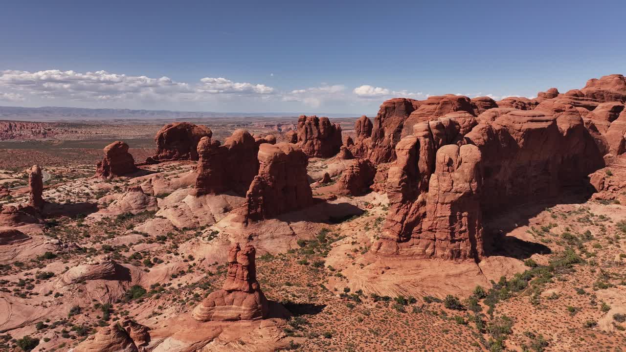 Panorama aereo con drone di Moab con formazioni rocciose rosse e paesaggio desertico distante in estate