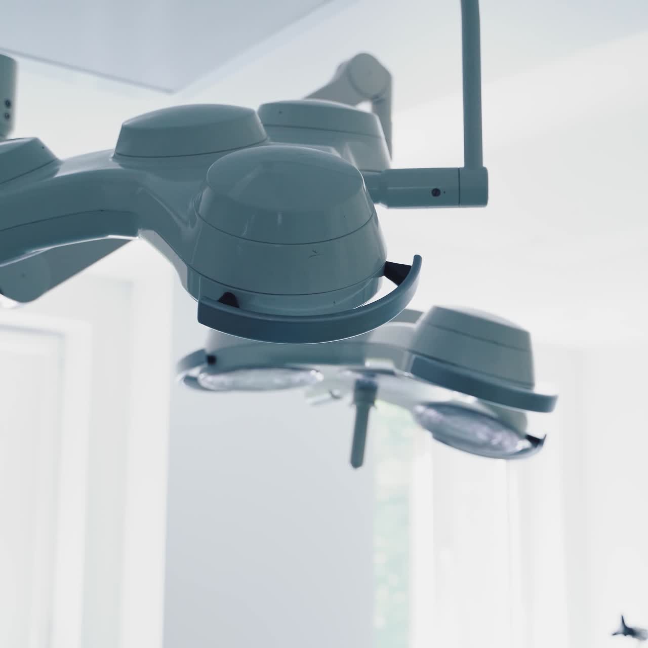 병원 의 수술실 에 있는 램프