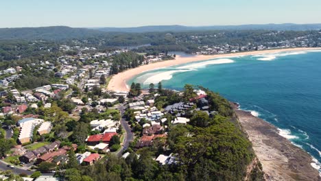 Drone-Aéreo-Hermoso-Paisaje-Tiro-Suburbio-De-Casas-En-Avoca-Playa-Winnie-Bay-Promontorio-Copacabana-Costa-Central-Turismo-Océano-Olas-Nsw-Australia-4k