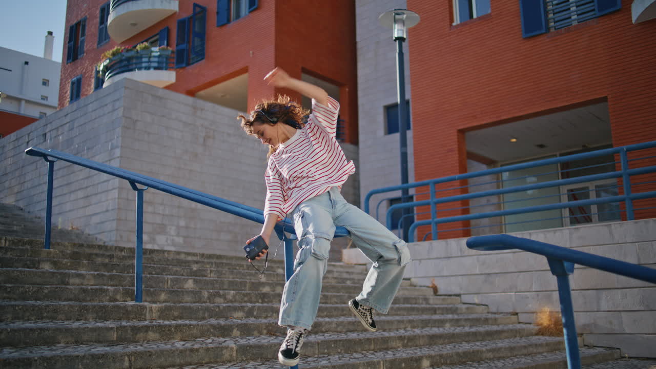 hipster juguetón relajante calle fin de semana de verano. mujer elegante escuchando música