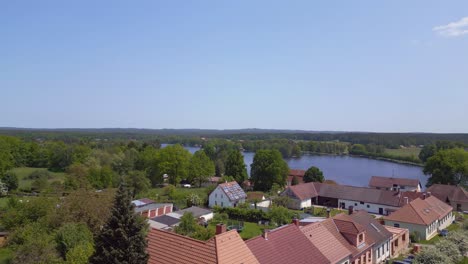 Encantadora-Vista-Aérea-Superior-Vuelo-Pueblo-Rural-Chlum-En-El-Lago-En-La-República-Checa-Europa,-Día-De-Verano-De-2023