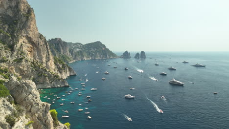 Toma-De-Muñeca-Con-Drones-Hacia-Atrás-De-Grotta-Verde-En-Capri-Con-Muchos-Movimientos-En-El-Mar