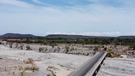 Toma-Aérea-Del-Puente-En-Palmar-De-Ocoa,-Antiguo-Río-Seco-Sobre-Piedras,-Antiguo-Camino-No-Utilizado,-República-Dominicana