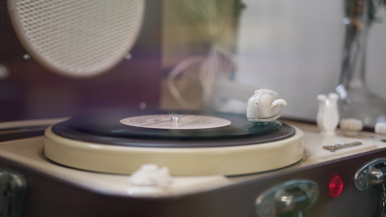 빈티지 레트로 비닐 레코드 회전. 구식 음악. 바늘 그라모폰