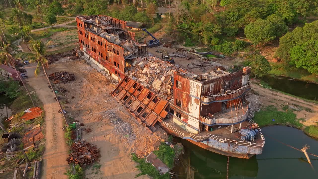 Famosa nave abbandonata giace silenziosamente al tramonto, Tailandia