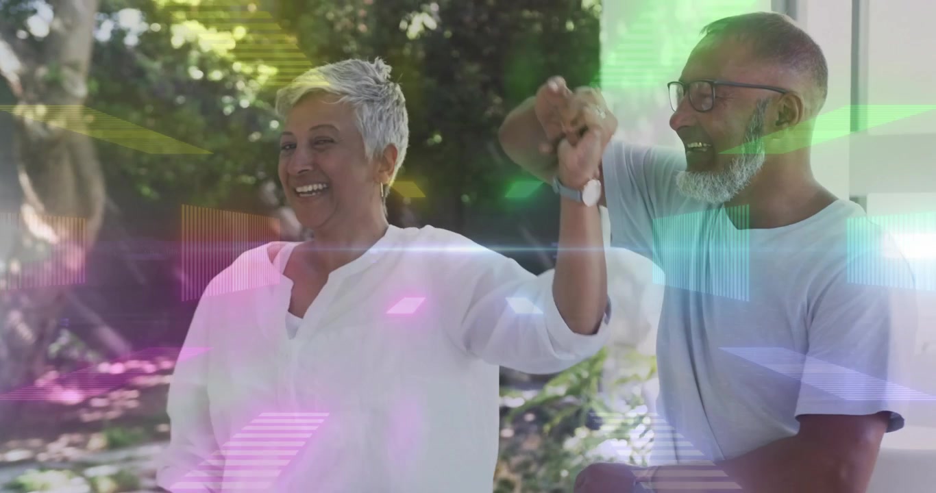 Coppia che alza le mani, gira e ondeggia sul patio con il bagliore scintillante di un orologio da polso nel marketing lifestyle.