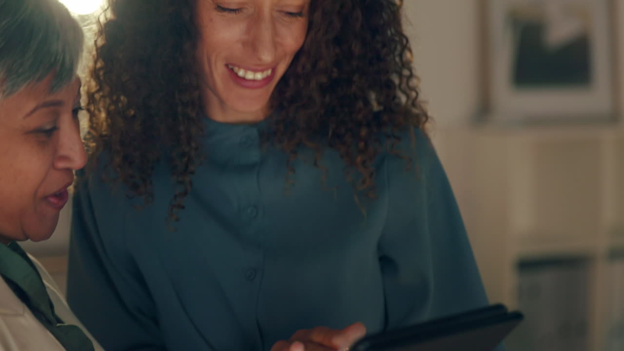Aftenforretning, kvinder og tablet til planlægning