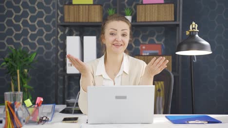 Mujer-De-Negocios-Aplaudiendo-Mientras-Mira-A-La-Cámara-Con-Orgullo-Y-Alegría.