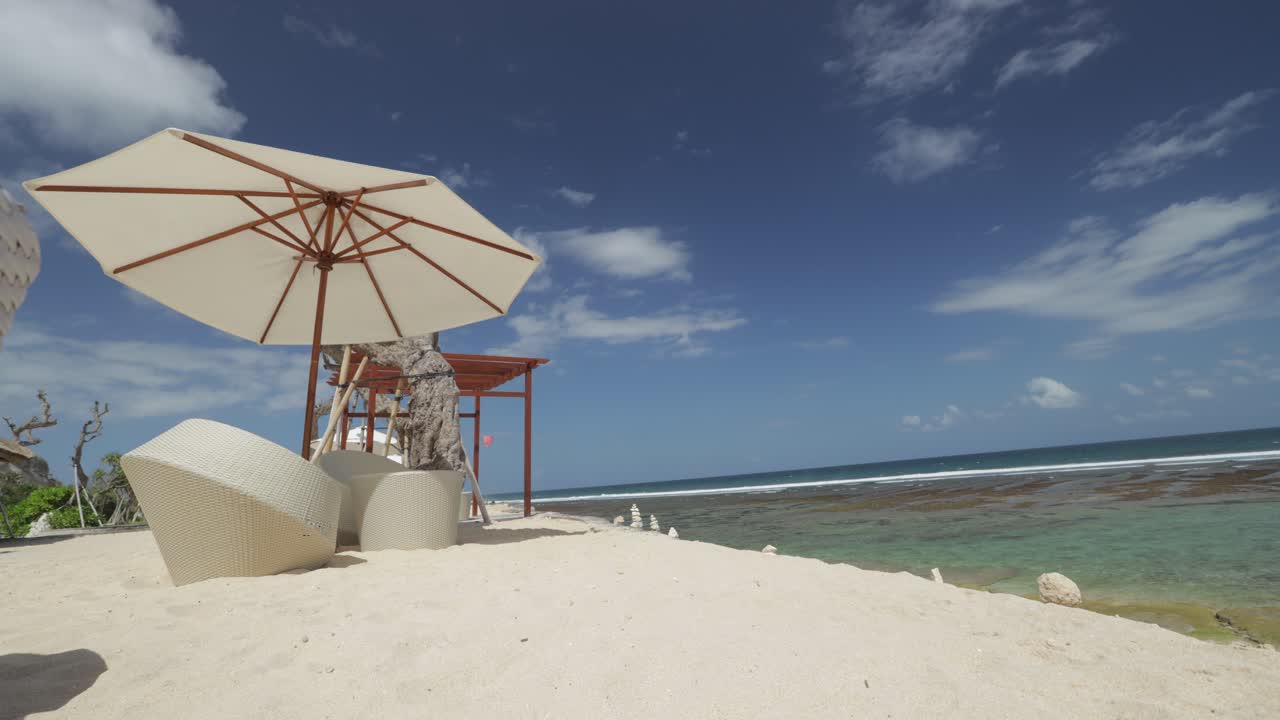 timelapse en las sombrillas de playa en la orilla del océano
