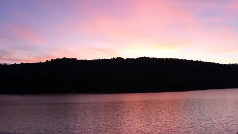 Schöner-Wintersonnenuntergang-über-Dem-Fluss-In-Nordkalifornien