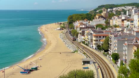 pueblo de san pol de mar vista desde arriba playa vías de tren casas blancas