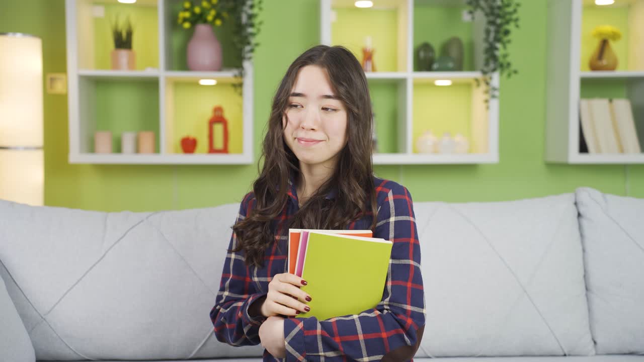 不機嫌そうなアジア人の女子生徒