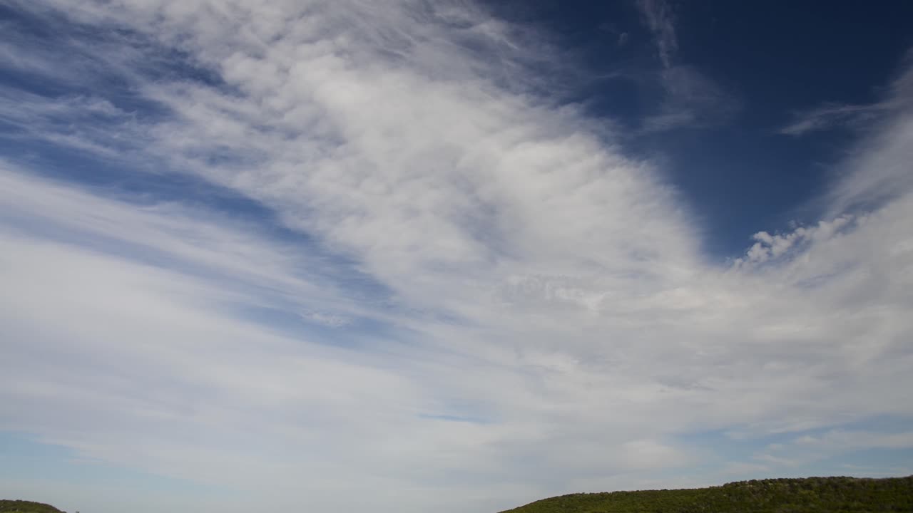 주머니쥐 왕국 호수 위로 움직이는 높은 구름