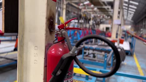 extintor de incendios en el medio de la fábrica de la línea de producción